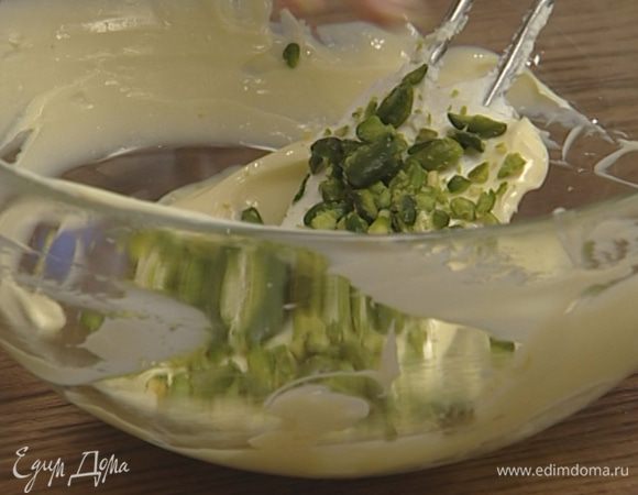 Перемешать измельченные фисташки с маслом и взбитыми желтками.