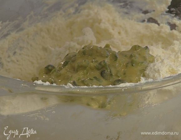 Соединить фисташковую массу с творогом. 