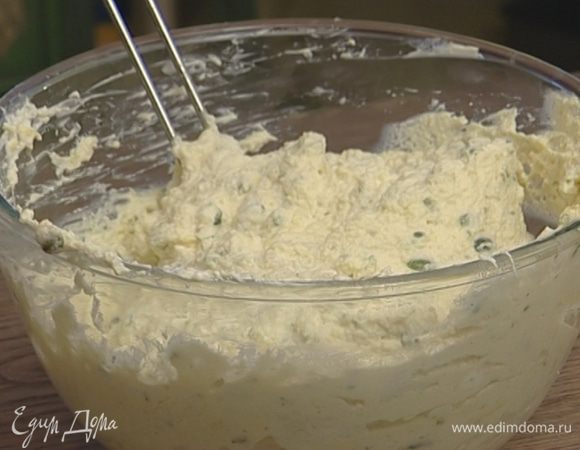 Ввести взбитые белки и все перемешать.