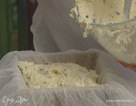 Форму для пасхи застелить двойным слоем марли, затем выложить творожную массу, края марли завернуть крест-накрест. Сверху положить груз и поставить в холодное место минимум на сутки.