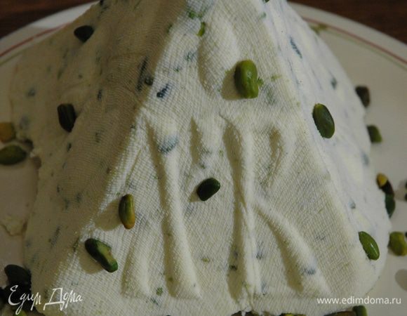 Готовую пасху украсить оставшимися фисташками.