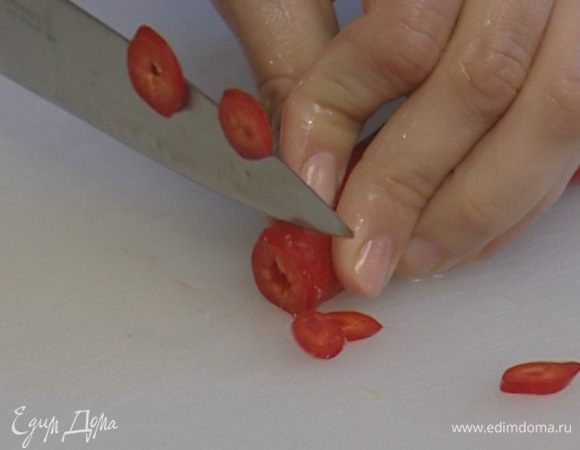 Перец чили, удалив семена, нарезать кольцами.