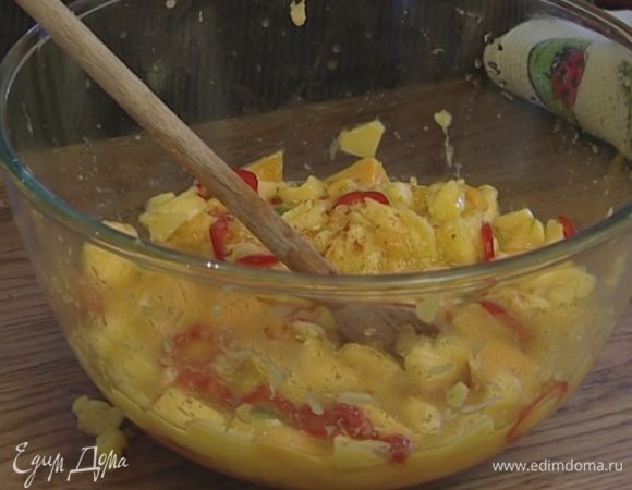 Добавить к мякоти манго цедру и сок лаймов, нарезанный перец, щепотку соли и острый красный перец. Перемешать и поставить на час в холодильник.