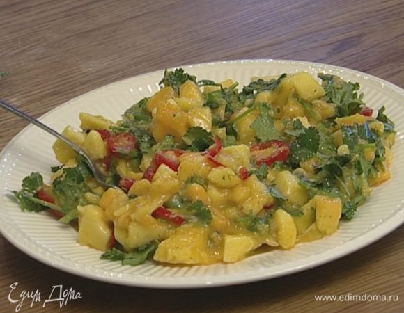 Кинзу мелко порубить, добавить в салат, все перемешать и сразу подавать.