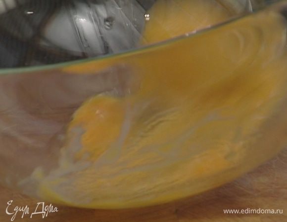 Яйца слегка взбить со щепоткой соли.