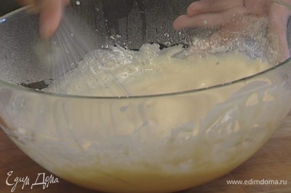 Добавить молоко, просеянную через сито муку и размешать, чтобы тесто стало однородным.