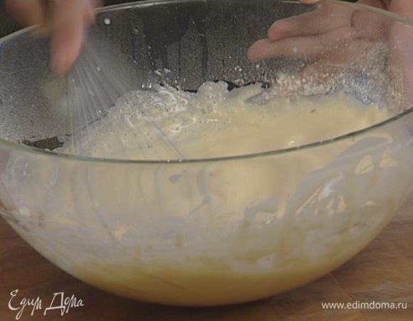 Добавить молоко, просеянную через сито муку и размешать, чтобы тесто стало однородным.