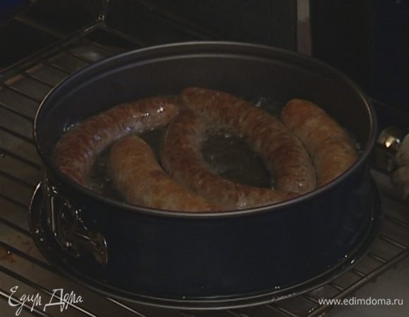 В разогретое масло опустить купаты и запекать их 7–10 минут.