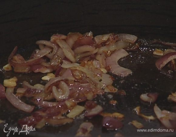 Разогреть в небольшой сковороде сливочное масло, выложить лук и чеснок, добавить соль, перец и сухие травы и обжарить до слегка золотистого цвета.