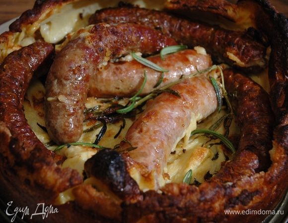 Готовый пудинг посыпать листьями розмарина. Подавать с обжаренным луком и чесноком.