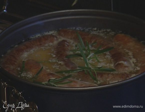 Влить тесто в форму с купатами и выпекать пудинг еще около 30 минут.