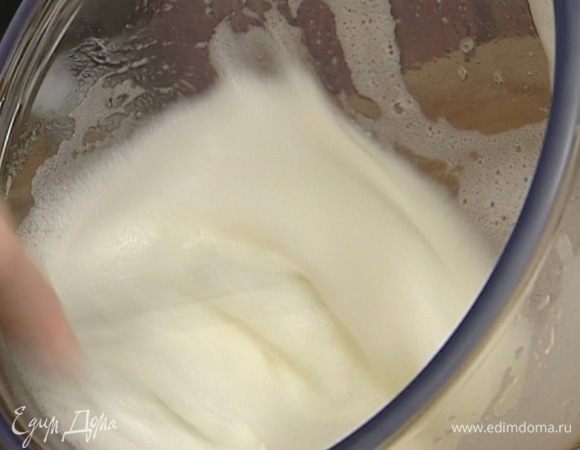 Белки взбить со щепоткой соли.