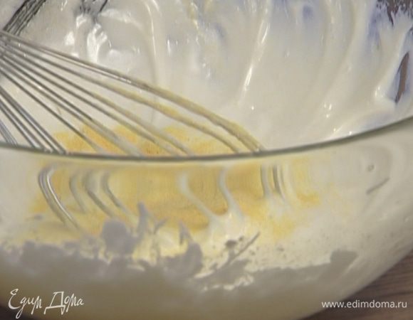 Не переставая взбивать, добавить сахарную пудру, кукурузную муку, винный уксус, ванильный экстракт.