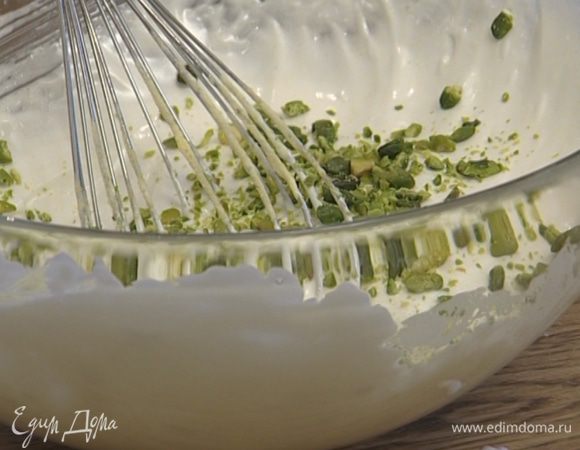 Фисташки измельчить и добавить их во взбитые белки.