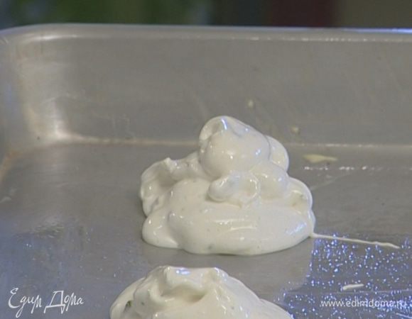 Смазать противень сливочным маслом и столовой ложкой выложить на него тесто, формируя небольшие пирожные.