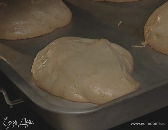 Выпекать меренги в разогретой духовке 40 минут.