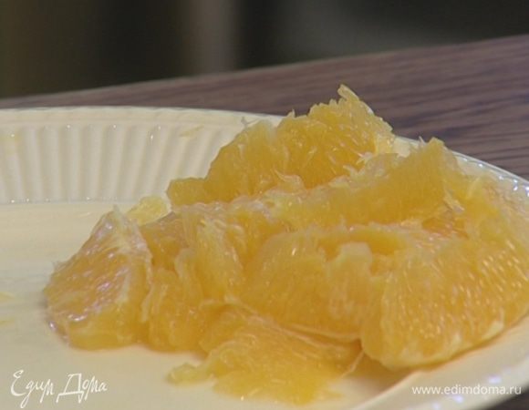 Апельсины очистить от кожуры и перепонок, мякоть нарезать небольшими кусочками.