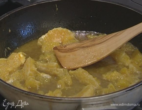 Приготовить соус: растопить в сковороде сливочное масло, добавить сахар, нарезанные апельсины, красное вино и тушить на медленном огне, пока соус не загустеет.