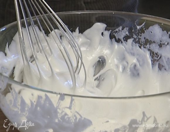 Охлажденные сливки взбить.
