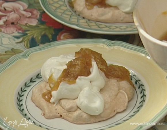 Подавать меренги со взбитыми сливками и соусом из апельсинов.