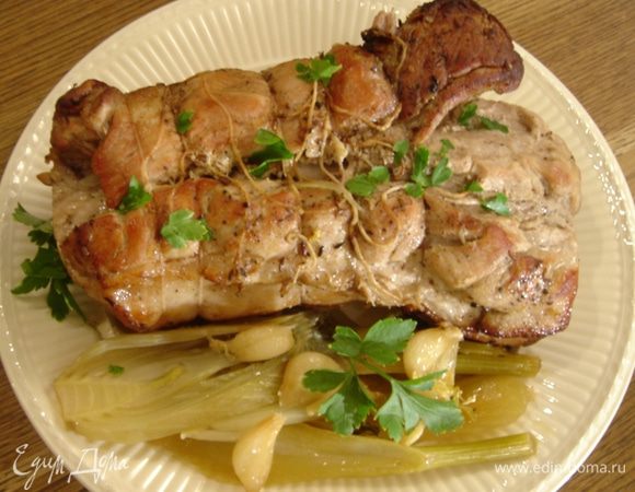 Готовой свинине дать постоять около 20 минут, затем нарезать и сразу подавать.