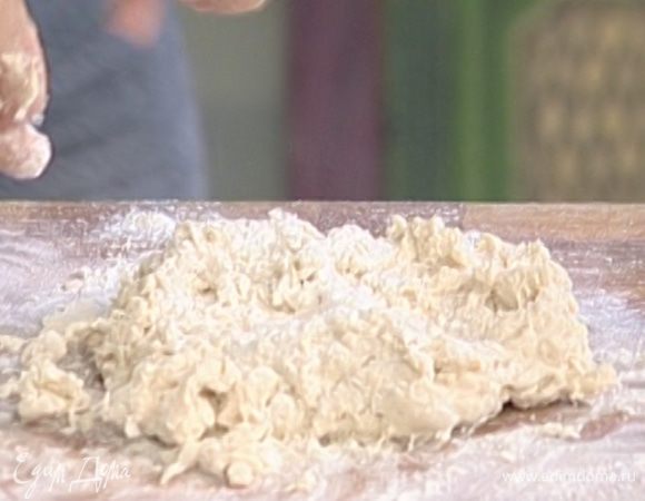 Когда дрожжи растворятся, всыпать просеянную муку, сахар, соль и замесить тесто.