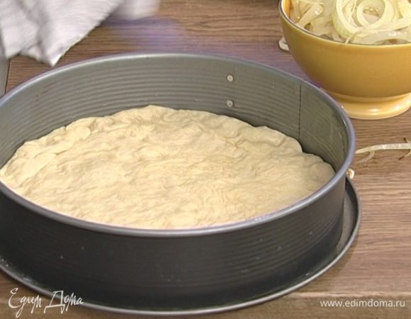 Форму для выпечки смазать оливковым маслом, выложить в нее тесто и оставить еще на полчаса.