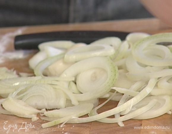 Лук и чеснок почистить и тонко нарезать.