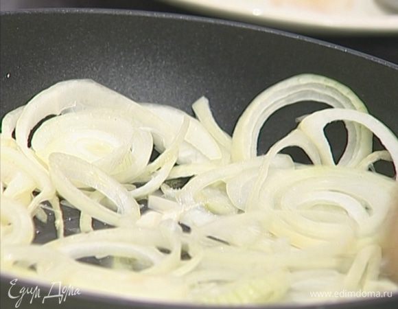 Разогреть в сковороде 1 ст. ложку оливкового масла и обжарить лук и чеснок до золотистого цвета.