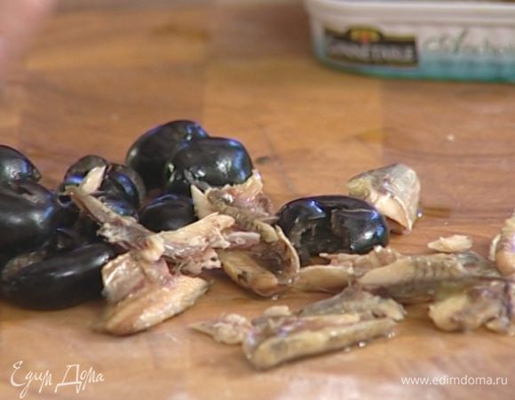 Добавить в сковороду оливки, анчоусы, тимьян и щепотку перца, перемешать.