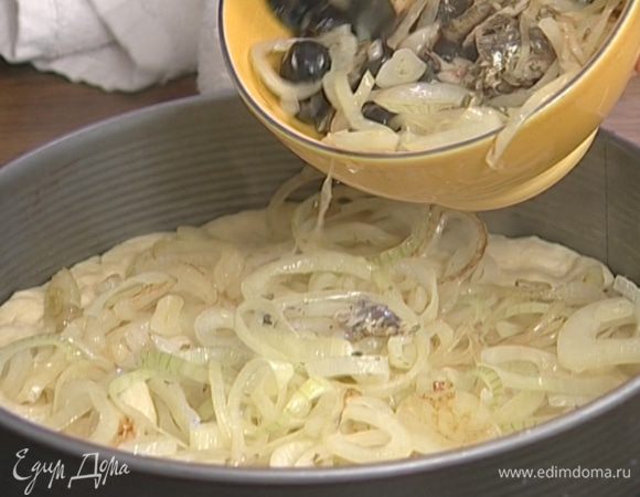 Половину начинки выложить на тесто и выпекать 15 минут. Затем выложить остальную начинку, сбрызнуть оливковым маслом и выпекать еще 5 минут.