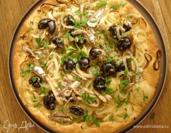 Петрушку мелко порубить и присыпать готовую фокаччу.