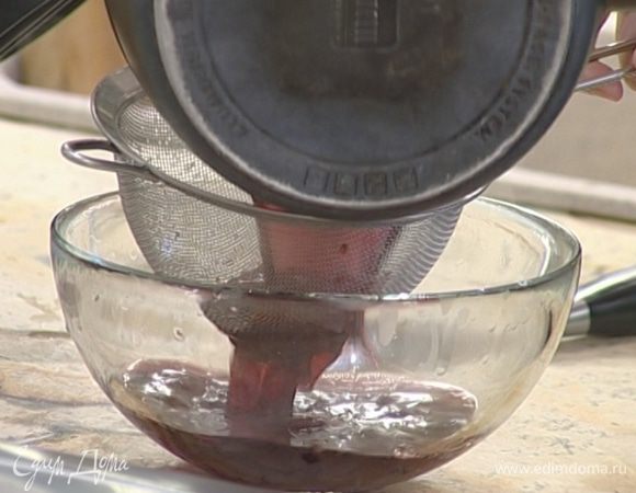 Процедить вино, остудить и поставить в морозильник или отправить в мороженицу. Время от времени перемешивать сорбе, чтобы оно замерзло равномерно.