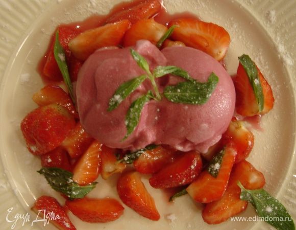 Выложить клубнику в креманки или на тарелки, сверху положить шарики сорбе.

