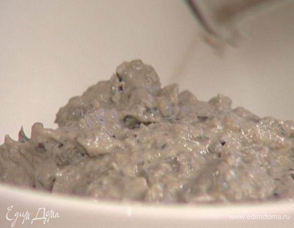 Оливки, анчоусы, каперсы, тунец, горчицу, оливковое масло и сок лимона взбить в блендере до состояния густого соуса.