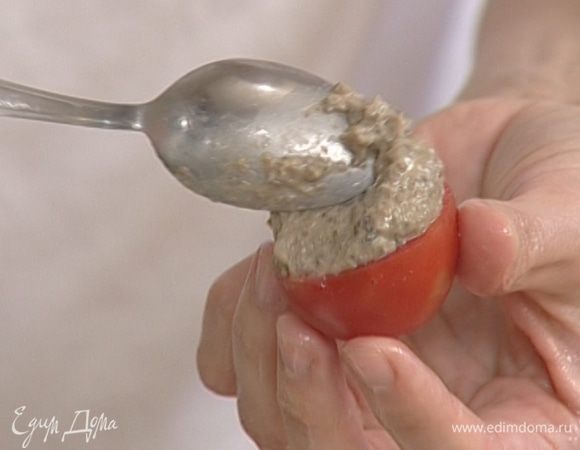 Помидор разрезать пополам, вынуть сердцевину с соком и семенами и начинить тапенадом.