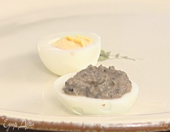 Яйца также разрезать пополам и, вынув желтки, начинить их тапенадом.