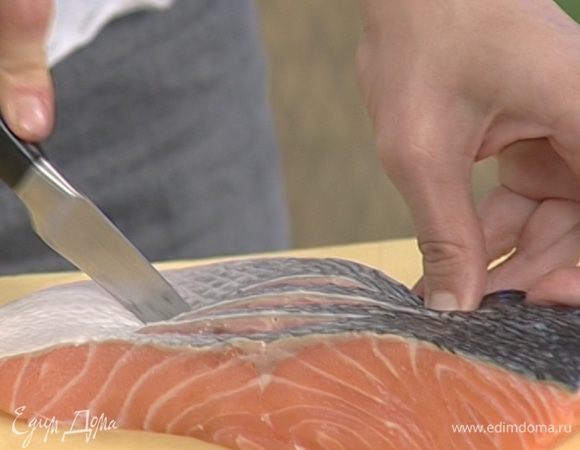 Вдоль филе семги сделать несколько надрезов глубиной около 1,5 см (с той стороны, где есть кожа). 