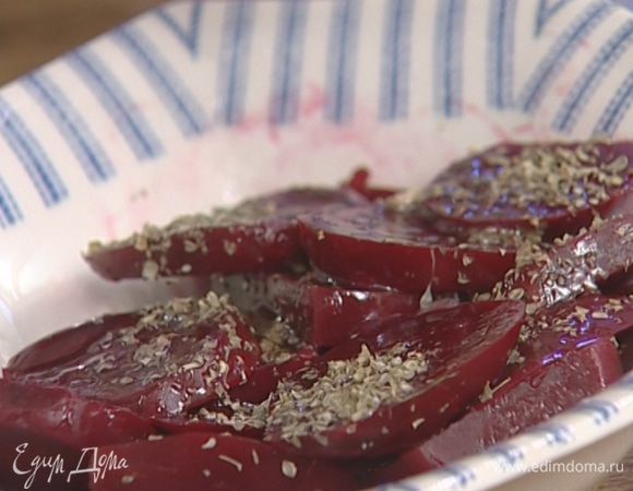 Отваренную свеклу почистить, нарезать тонкими кружками, посолить и поперчить, посыпать майораном, полить половиной лимонного сока. 