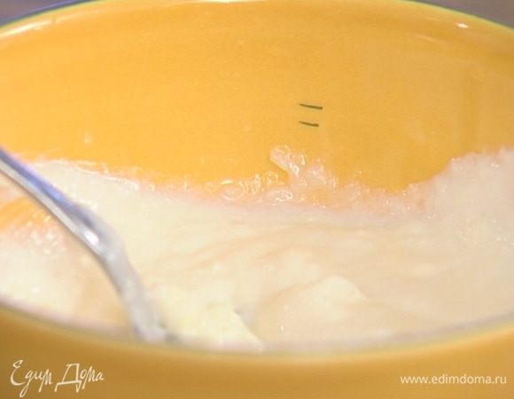 Сделать заправку для семги из хрена, сметаны, оставшегося лимонного сока и раздавленного чеснока. 