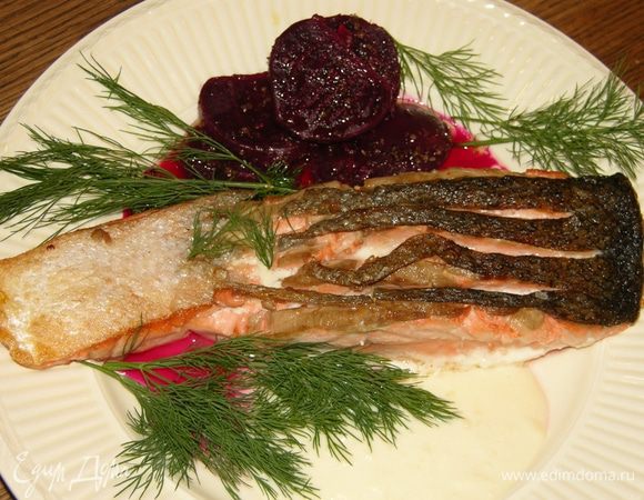 Семгу и свеклу выложить на тарелку, посыпать укропом и подавать вместе с соусом. 