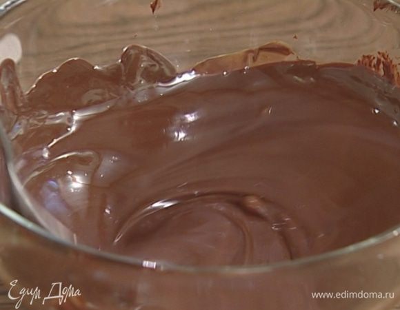 Шоколад растопить на водяной бане.