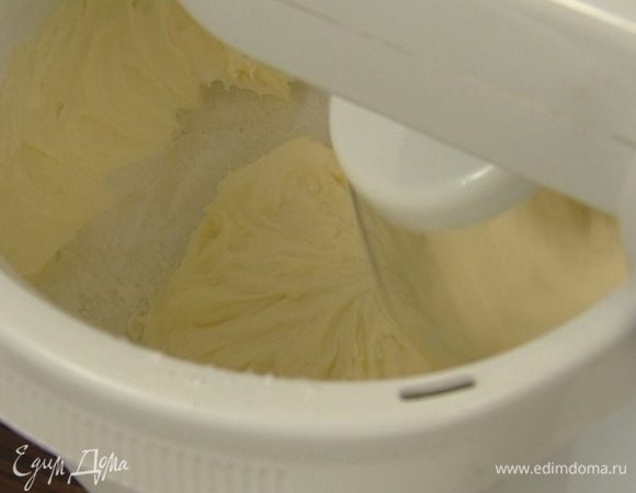 Взбить 250 г предварительно размягченного сливочного масла с сахарной пудрой.