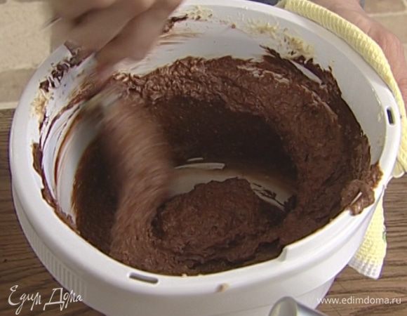 Не переставая взбивать, ввести по одному 4 желтка, добавить орехи, щепотку соли и растопленный шоколад.