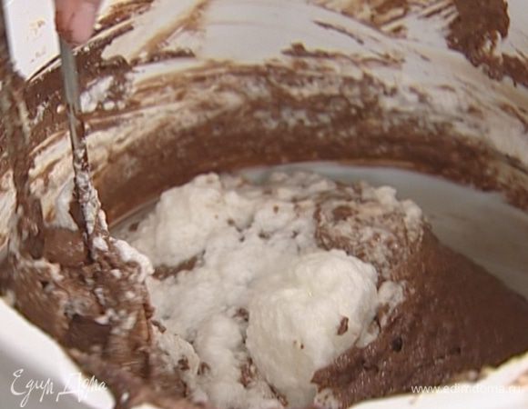 Охлажденные белки взбить в крепкую пену и вести в орехово-шоколадную массу.