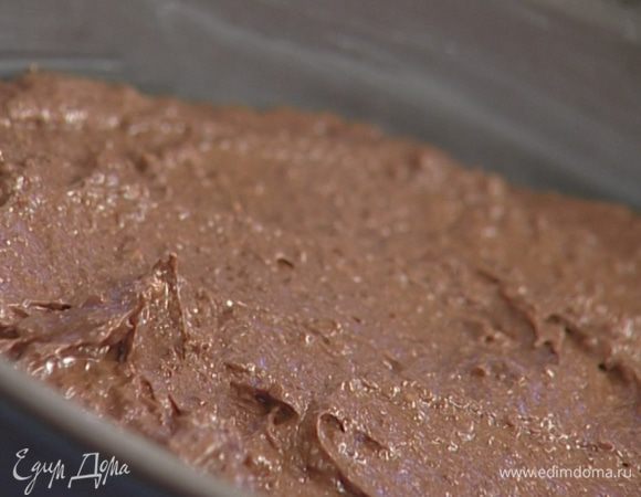 Смазать разъемную форму для выпечки оставшимся сливочным маслом и выложить в нее тесто.