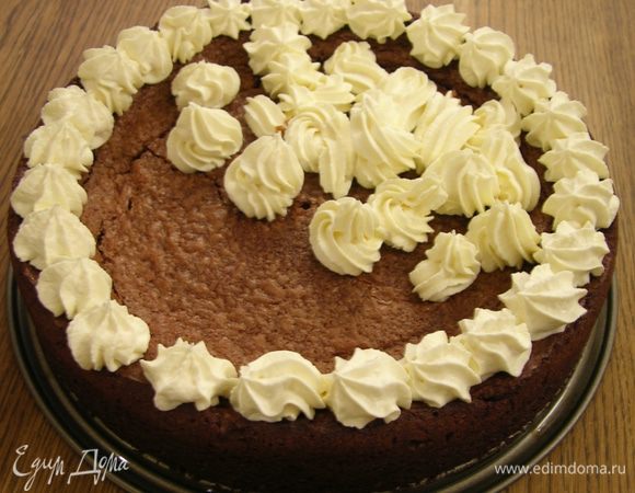 Сливки взбить и украсить остывший торт.