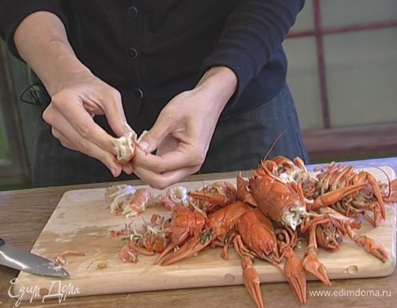 Опустить раков в кипящий рассол и варить 35−45 минут, затем осторожно вынуть шумовкой и почистить.