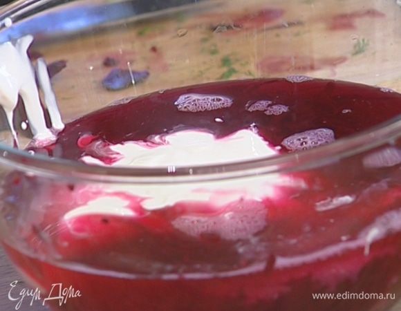 Свеклу тоже почистить, натереть на крупной терке, залить 2 литрами холодной кипяченой воды, добавить сметану и соль по вкусу.