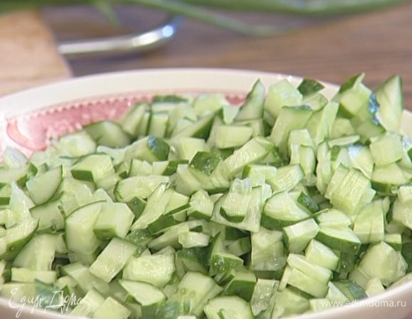 Огурцы, лук и свежий укроп мелко нарезать и добавить в холодник.